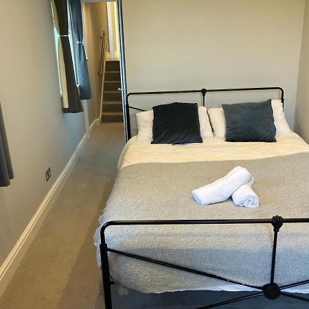 Splendid 2 Bed Flat With Private Terrace In Wimbledon - 2 The Queens Apartment ลอนดอน ภายนอก รูปภาพ