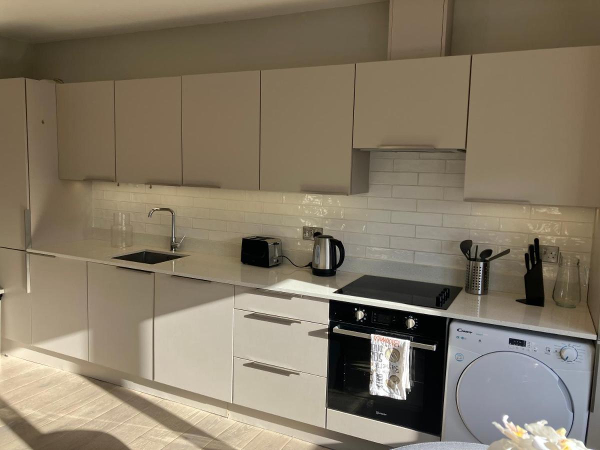Splendid 2 Bed Flat With Private Terrace In Wimbledon - 2 The Queens Apartment ลอนดอน ภายนอก รูปภาพ