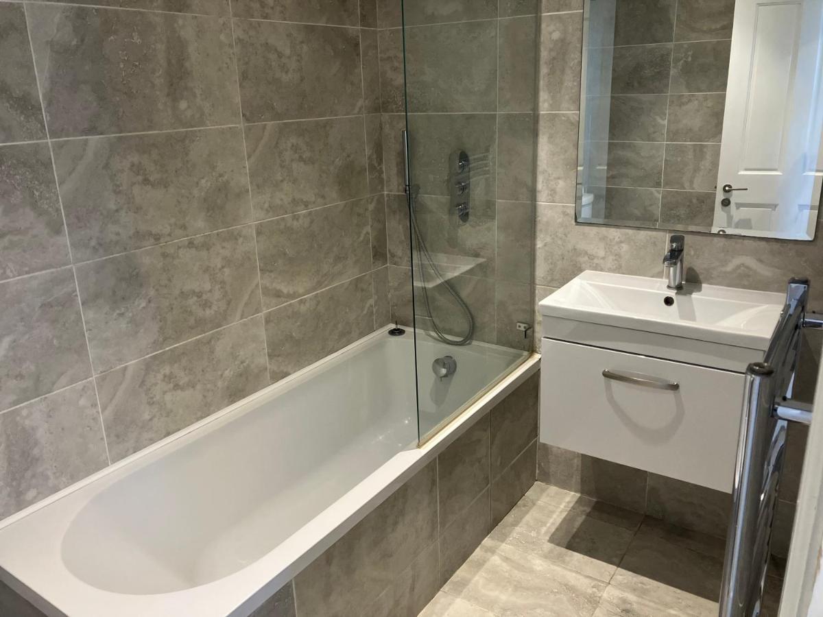 Splendid 2 Bed Flat With Private Terrace In Wimbledon - 2 The Queens Apartment ลอนดอน ภายนอก รูปภาพ