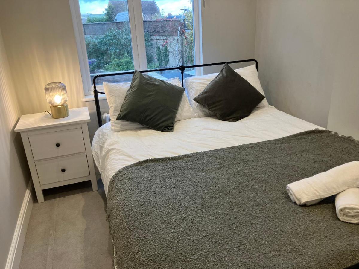 Splendid 2 Bed Flat With Private Terrace In Wimbledon - 2 The Queens Apartment ลอนดอน ภายนอก รูปภาพ